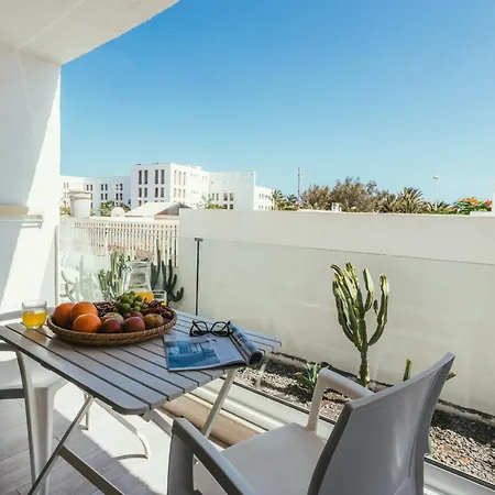 Playa Chica - Cozy & Comfy, Balcony, 2 Min To Beach شقة